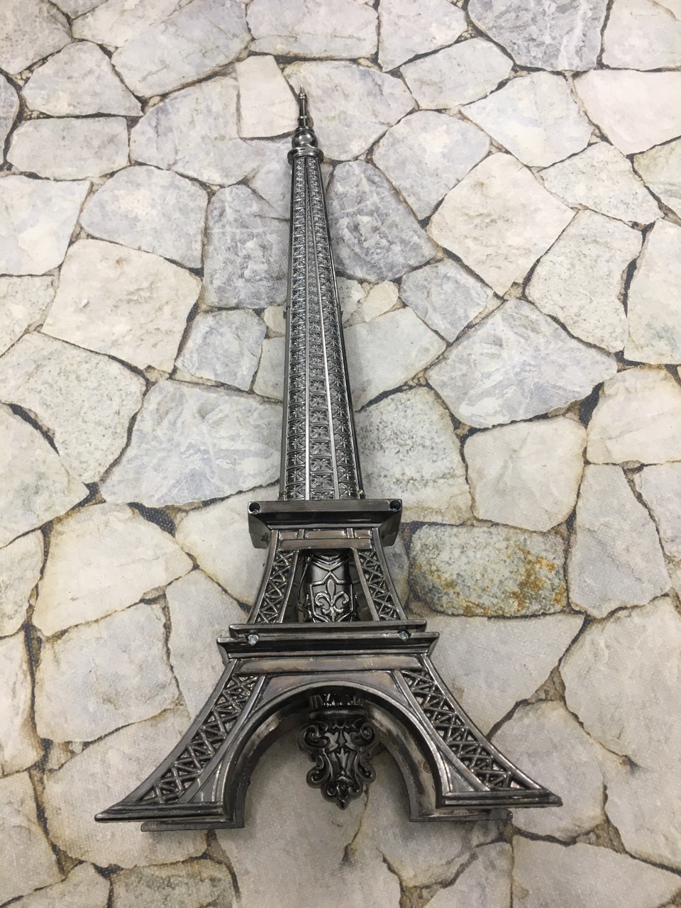 Dao Găm Tháp Eiffel Pháp Trưng Bày Phong Thủy May Mắn